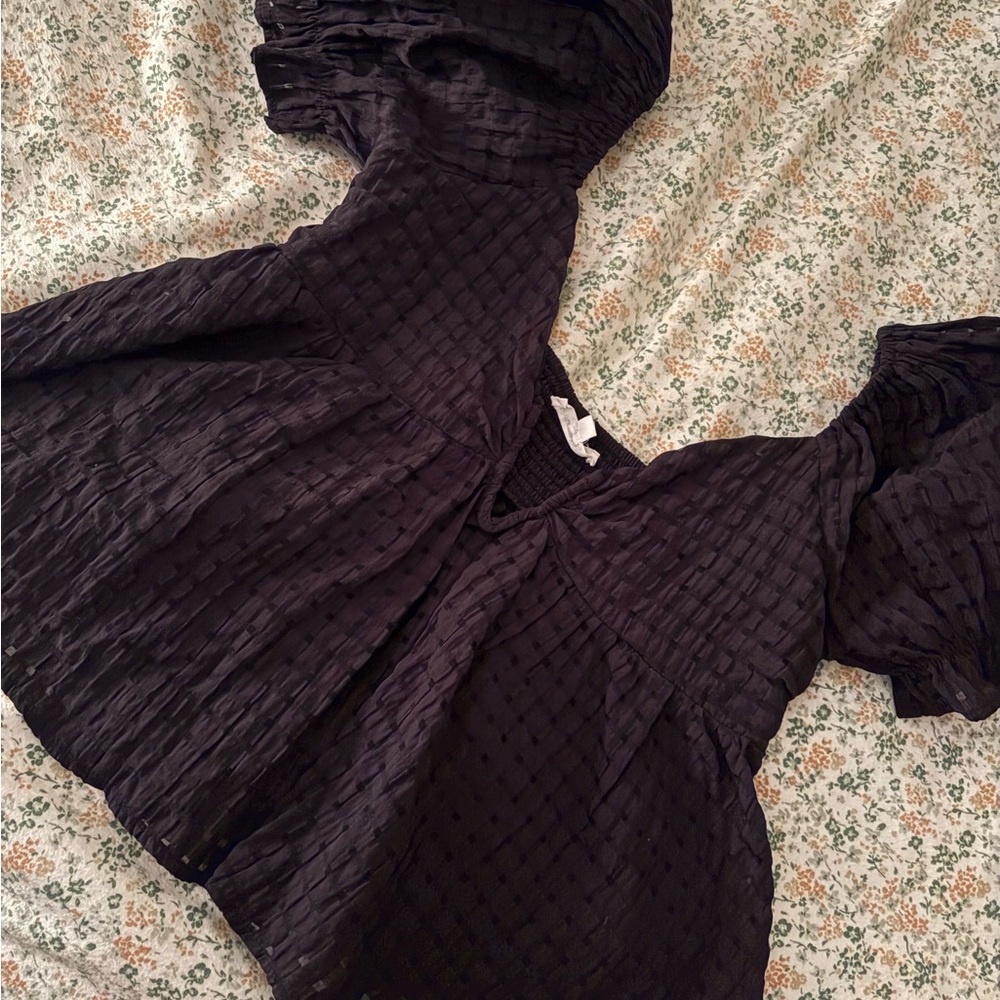 SIZE S (NEVER WORN) BLACK RUFFLE SLEEVE TOP